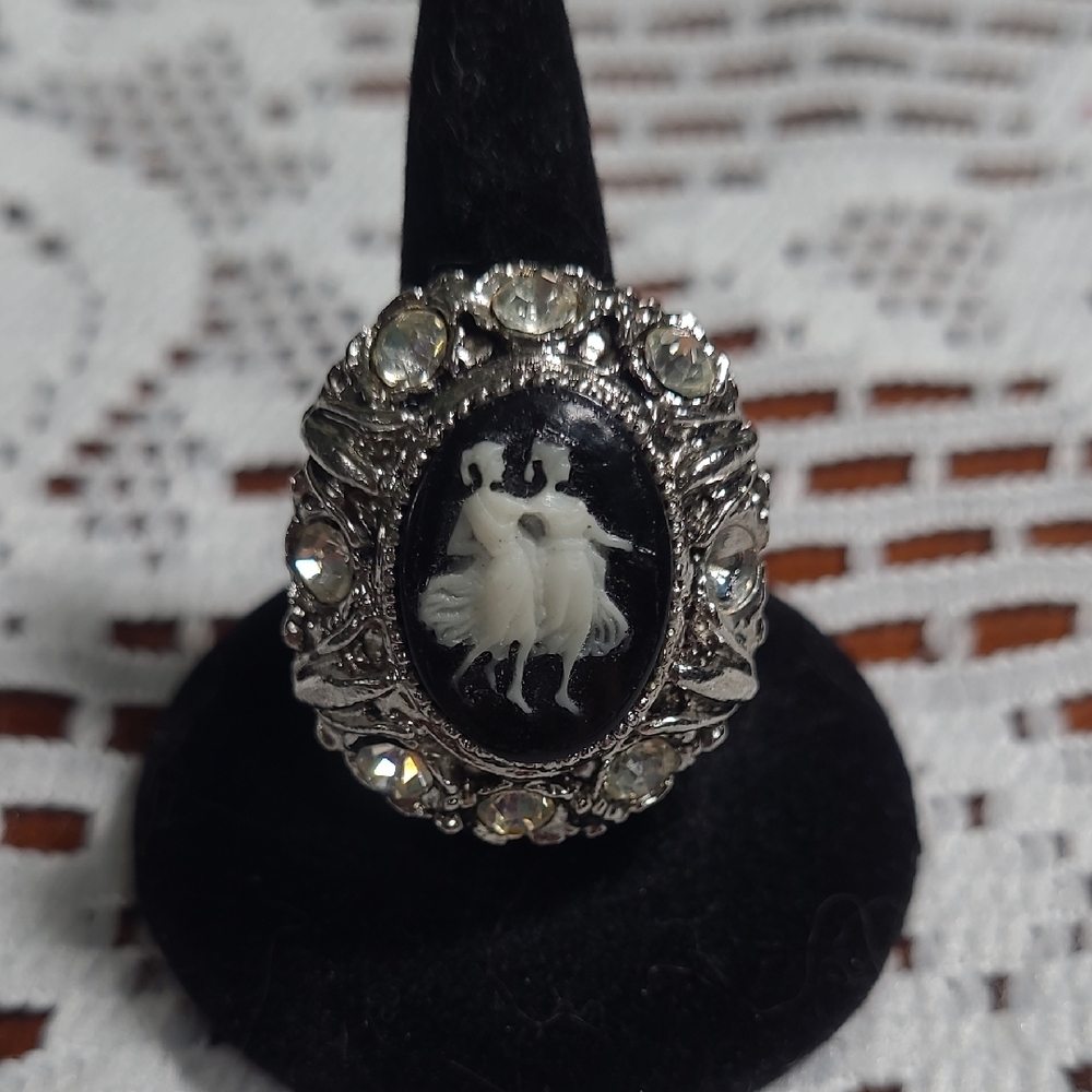 Elegant Silver and Black Cameo Dancer Ring